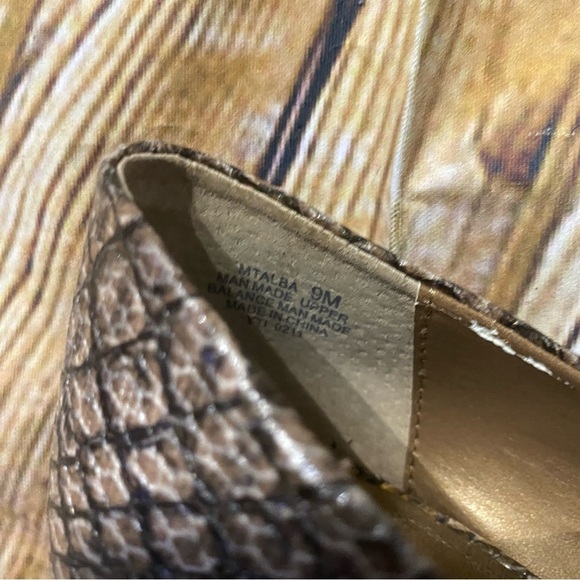 Via Neroli Pearlized Snake Skin Design Tan Gold Platform Pumps - Picture 3 of 4